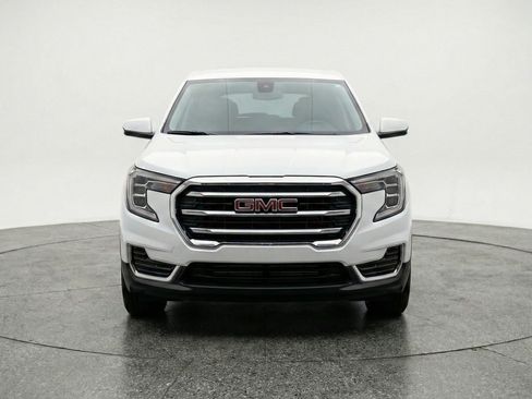 Used 2024 GMC Terrain SLE FWD image 2