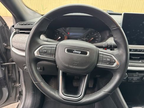 Used 2023 Jeep Compass Latitude image 10