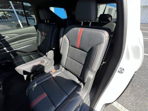 Used 2025 Chevrolet Traverse RS image 24