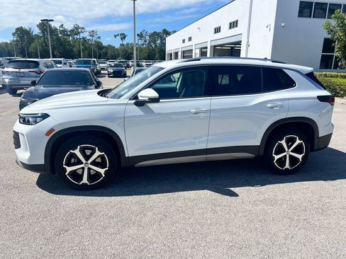 Certified 2025 Volkswagen Tiguan SE image 6