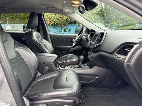 Used 2021 Jeep Cherokee Latitude Plus AWD/4WD image 10
