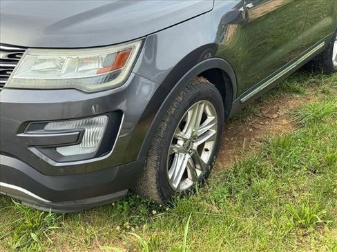 Used 2016 Ford Explorer XLT w/ Equipment Group 202A AWD/4WD image 5