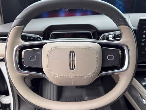 Used 2025 Lincoln Nautilus Premier AWD/4WD image 21
