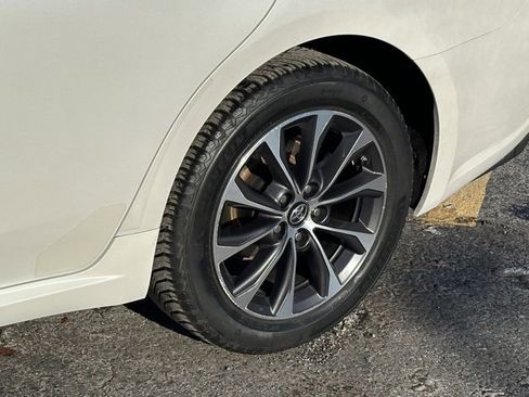 Used 2016 Toyota Avalon XLE image 9