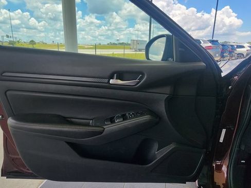 Used 2024 Nissan Altima 2.5 SV FWD image 9