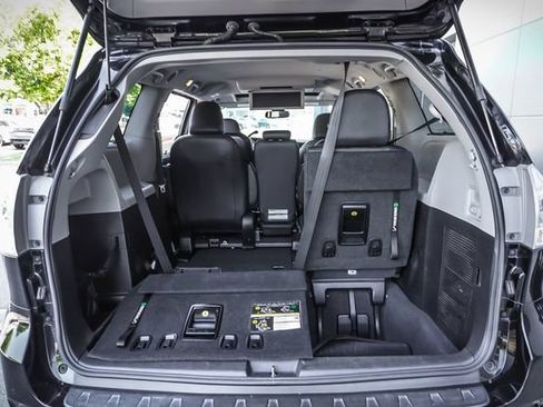 Used 2020 Toyota Sienna SE Premium FWD image 23