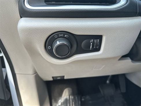 Used 2021 Chrysler Voyager L image 20