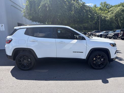 Used 2025 Jeep Compass Latitude w/ Convenience Group AWD/4WD image 2