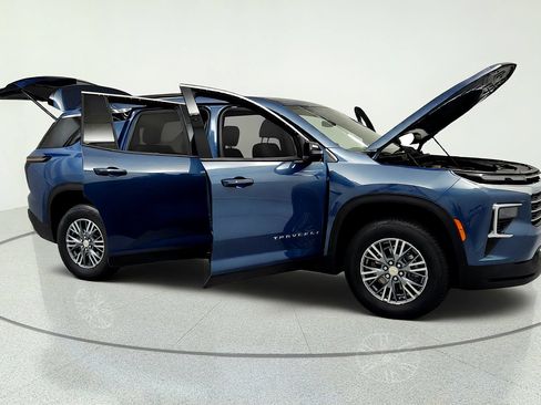 Used 2025 Chevrolet Traverse LT w/ Driver Confidence Package FWD image 14