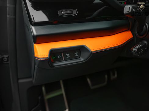 Used 2025 Lamborghini Urus SE image 25