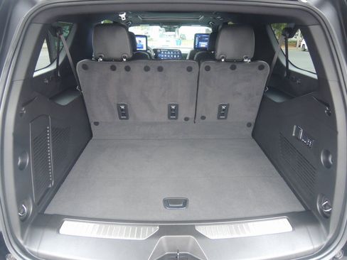 Used 2025 Chevrolet Suburban High Country image 34