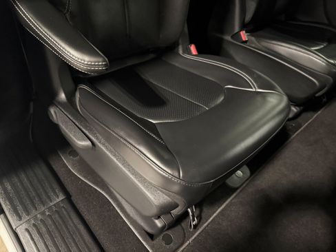 Used 2023 Chrysler Pacifica Touring-L w/ S Appearance Package FWD image 11