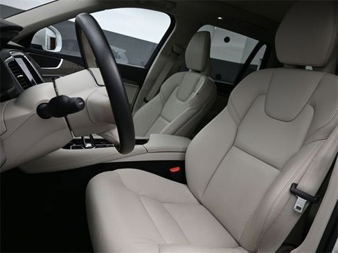 Used 2024 Volvo XC90 B5 Plus w/ Protection Package Premier image 9