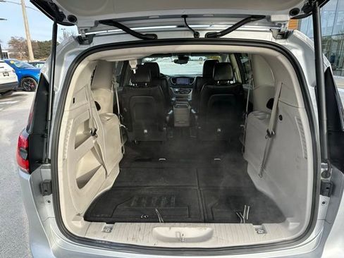 Used 2024 Chrysler Pacifica Touring-L image 10
