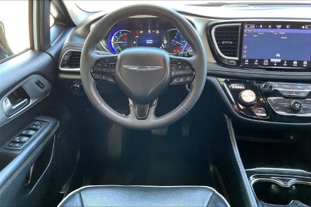 Used 2023 Chrysler Pacifica Limited w/ Uconnect Theater Family Group FWD image 4