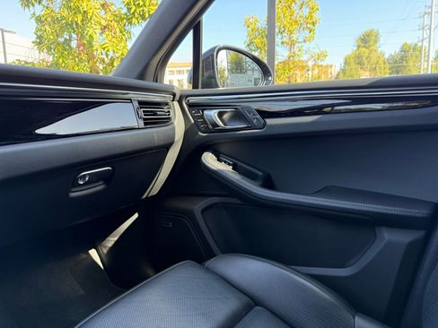 Certified 2024 Porsche Macan AWD/4WD image 24