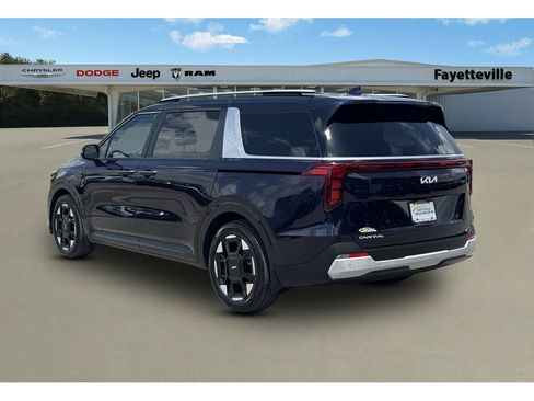 Used 2025 Kia Carnival EX FWD image 5