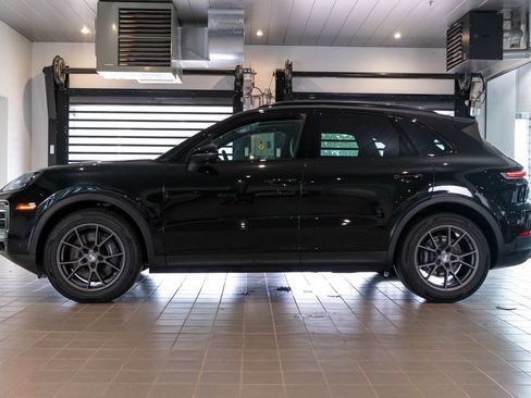 Certified 2025 Porsche Cayenne AWD/4WD image 2