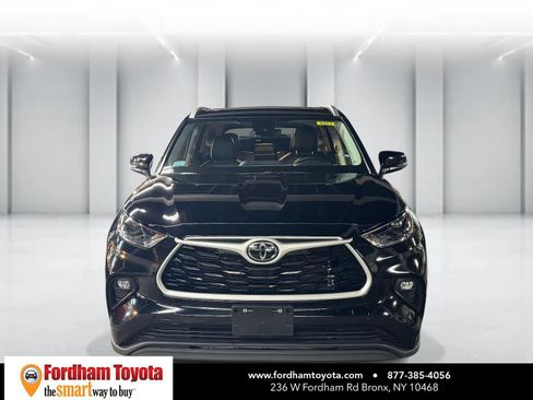 Used 2025 Toyota Highlander XLE image 2