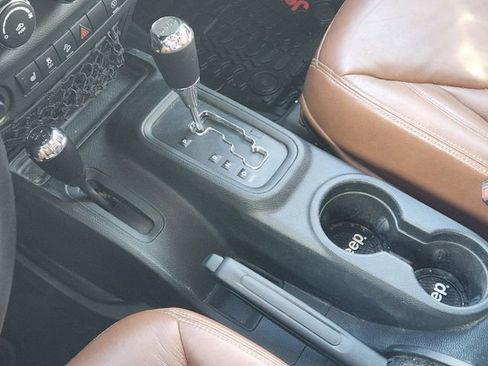 Used 2017 Jeep Wrangler Unlimited Rubicon w/ Connectivity Group AWD/4WD image 19