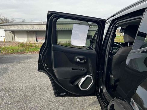 Used 2018 Jeep Renegade Latitude image 15