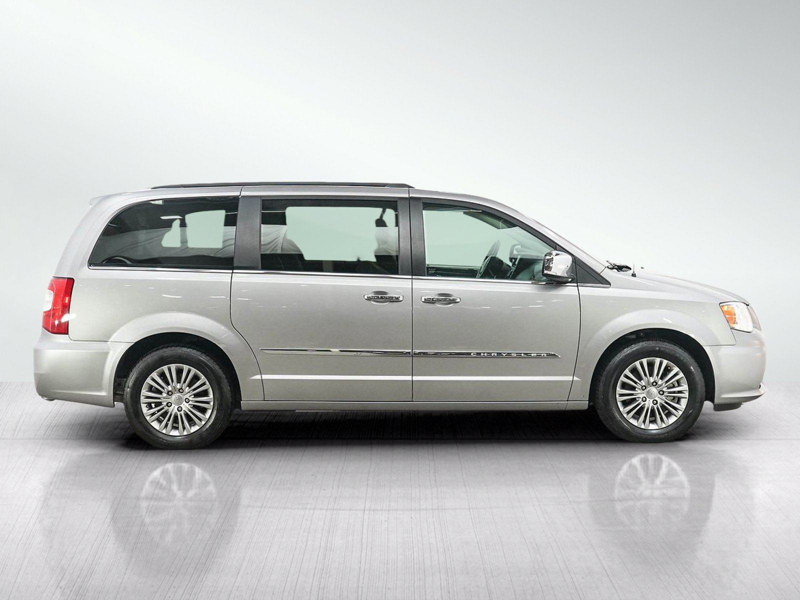 Used 2016 Chrysler Town & Country Touring-L w/ Driver Convenience Group FWD image 6