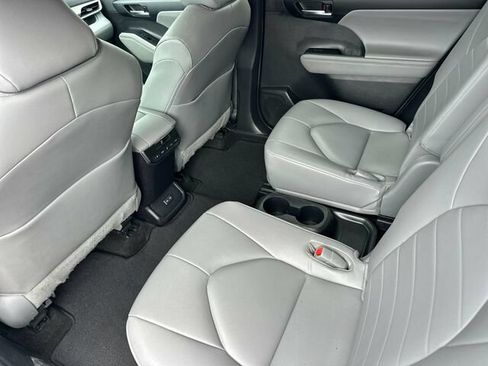 Used 2023 Toyota Highlander XLE AWD/4WD image 14