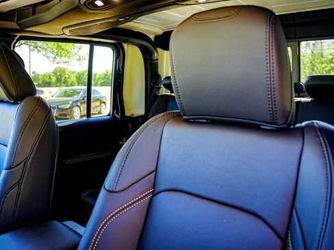 New 2025 Jeep Gladiator Sport image 13