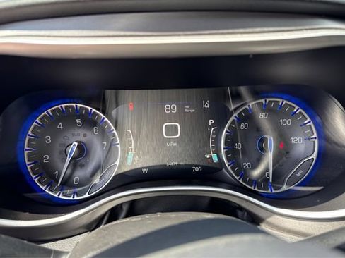 Used 2023 Chrysler Pacifica Touring-L FWD image 15