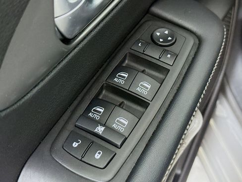 Used 2025 Chrysler Pacifica Select image 20