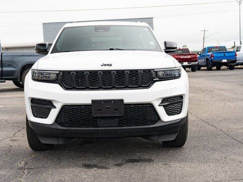 Used 2025 Jeep Grand Cherokee Altitude AWD/4WD image 8