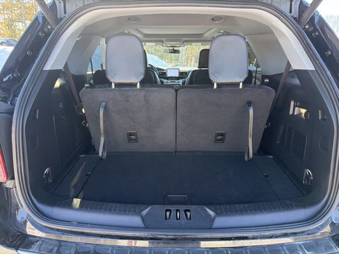 Used 2023 Ford Explorer XLT w/ Equipment Group 202A image 7