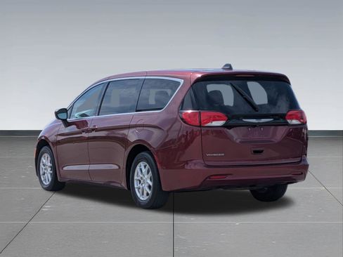 Used 2022 Chrysler Voyager LX FWD image 3