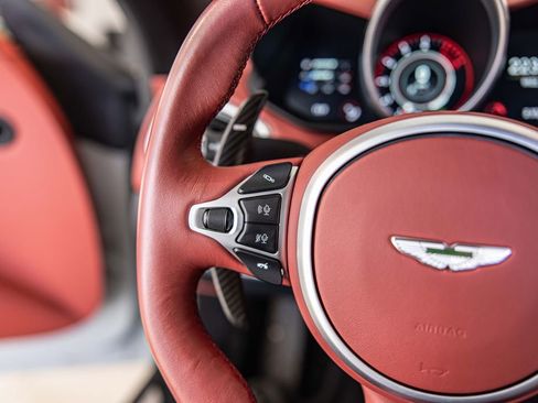 Used 2023 Aston Martin V8 Vantage Coupe RWD image 23