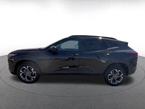 Used 2025 Chevrolet Trax LT w/ LT Convenience Package FWD image 9