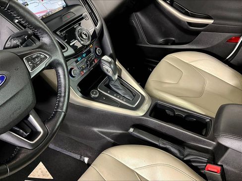 Used 2015 Ford Focus Titanium w/ Titanium Technology Package FWD image 18