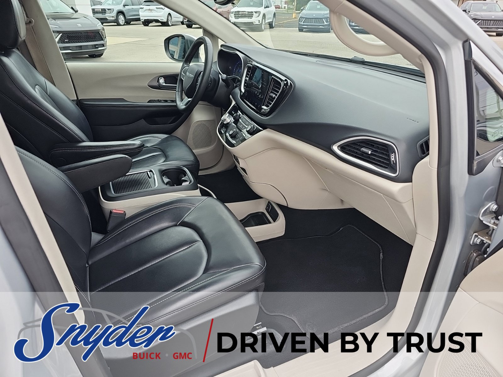Used 2023 Chrysler Pacifica Touring-L FWD image 32
