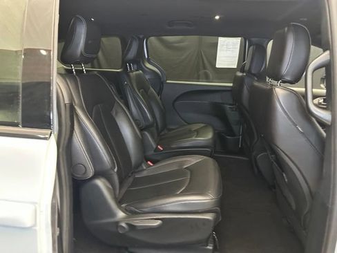 Used 2024 Chrysler Pacifica Limited FWD image 18