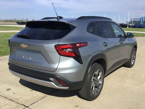 Used 2025 Chevrolet Trax LT w/ LT Convenience Package FWD image 6