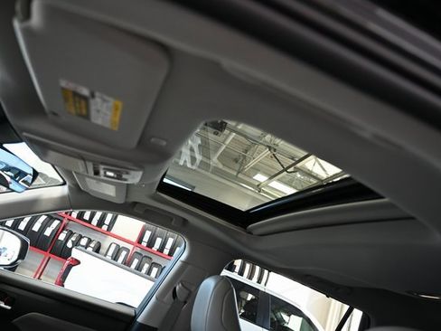 Used 2023 Toyota Highlander XLE image 23