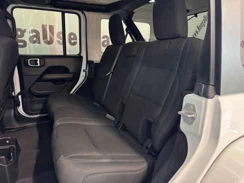 Used 2018 Jeep Wrangler Unlimited Sahara AWD/4WD image 20