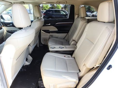 Used 2017 Toyota Highlander Limited w/ Carpet Mat Package image 37