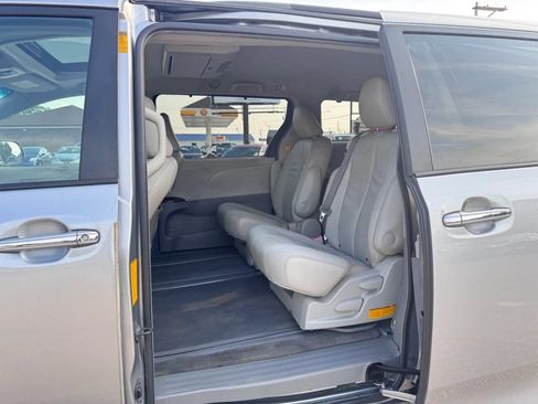 Used 2013 Toyota Sienna XLE w/ Entertainment Pkg FWD image 16
