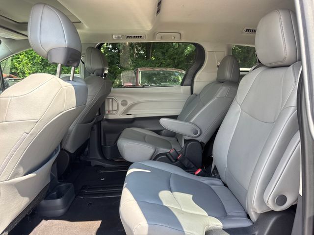 Used 2023 Toyota Sienna XLE FWD image 11