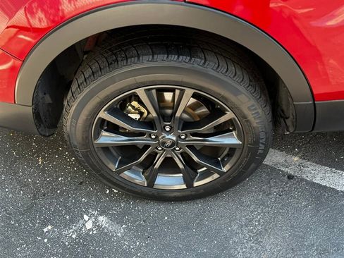 Used 2017 Ford Explorer XLT w/ Equipment Group 202A AWD/4WD image 12
