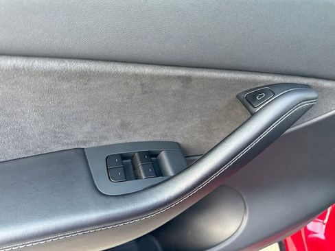 Used 2021 Tesla Model Y Long Range AWD/4WD image 29
