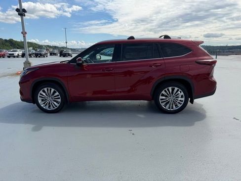 Certified 2024 Toyota Highlander Platinum AWD/4WD image 9