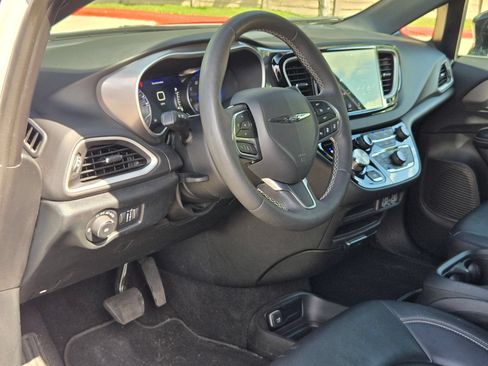 Used 2025 Chrysler Pacifica Select FWD image 13