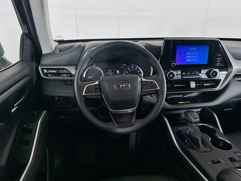 Used 2025 Toyota Highlander XLE FWD image 18