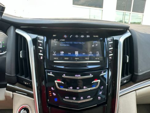 Used 2020 Cadillac Escalade ESV Luxury AWD/4WD image 9